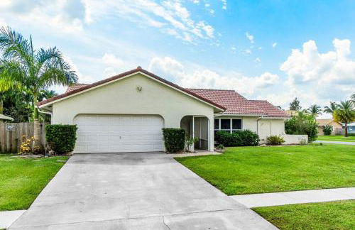 Bright and Comfy 5 Star Location with a Heated Pool - Photo 27