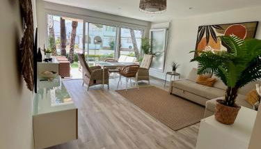 Super Holiday Las Buganvillas garden and sea views - Photo 3, furniture