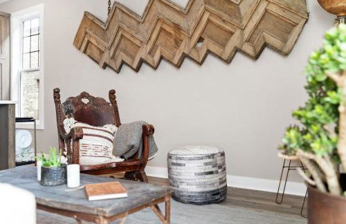 Bus Stop Sally in Historic Walker's Point MKE - Foto 5