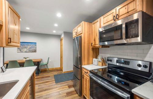 Renovated Ski In Out Condo King Bed Patio Grill - Foto 6