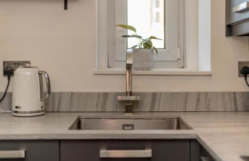 2BD Loft Style Apt - Edinburgh - Free Parking - Pass the Keys - Foto 25