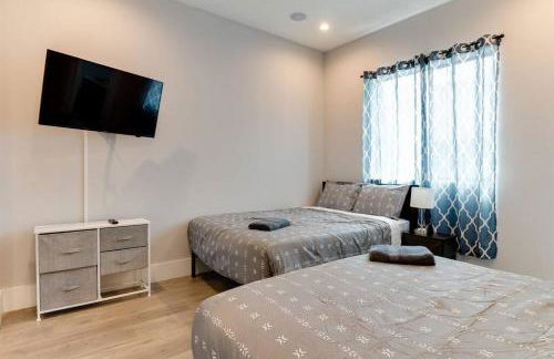 Luxury Modern 4 Bedroom 3 Bathroom Home with Rooftop Deck #2 - Photo 42