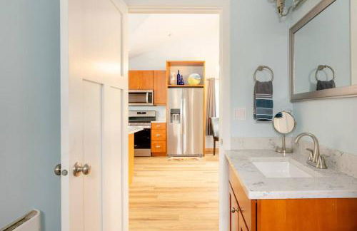 Alki Beach Cottage, NEW, 2 bedrooms, 2 bathrooms, near beach, AC, WD, Parking - Foto 14