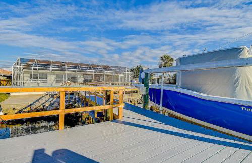 Family Waterfront 4BR Home Heated Pool Private Pier - Photo 53