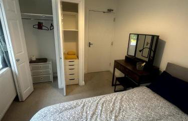 2 Bedroom-House-Sleeps 5 In Front Horley Station -Near Gatwick Airport - Foto 3