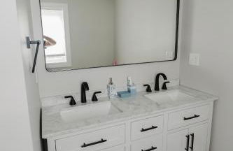 NEW! Modern Getaway - Hot Tub l Fire Pit l Pool table - Foto 7