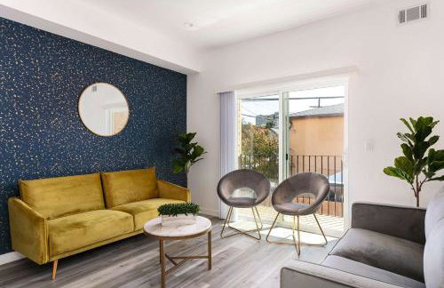 Upscale 4BR Townhouse Sleeps 8 with Fast WiFi - Foto 5