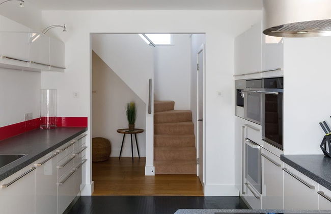 Gorgeous Home for 12 - Walk to Beach - Sea View - Photo 15