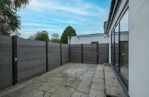 Modern Comfort 2-Bedroom, 2-Bathroom House - Photo 33