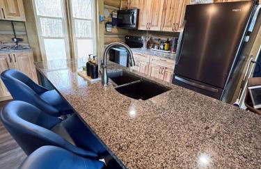 A Novel Stay 3 bed 2 bath log cabin in Shelbyville, IL - Foto 8