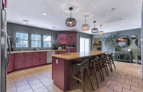 Lux Retreat with Indoor Swim Spa Game Lounge Theater Hot Tub Sauna - Foto 6