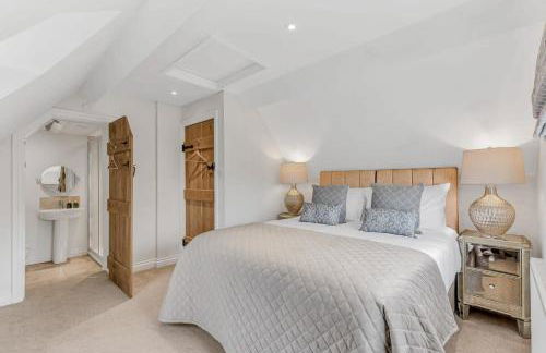 Hiron's Piece and Honeysuckle Cottage - with Hot Tub - Photo 25