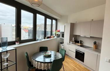 Check Point Charlie Luxury Apartment with Balcony - Photo 8
