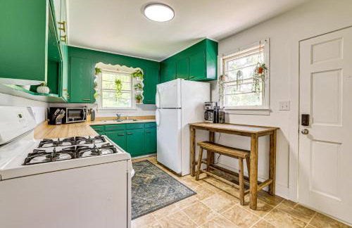 Families Welcome, Fenced Yard: Inviting Greer Home - Photo 5