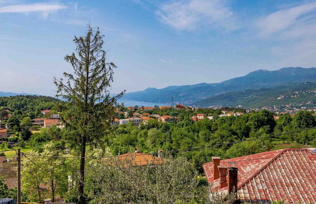 Modern Comfort With Shared Pool & Lush Green Surroundings in Kastav - Foto 44