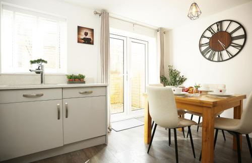 Gregor Place Modern four Bedroom House in Calne with Private Parking, perfect for teams or families staying in the area, Long stays welcome - Photo 38