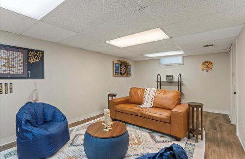 5 Mins to UND - Cozy 4BD with BBQ & Pool Table - Foto 15