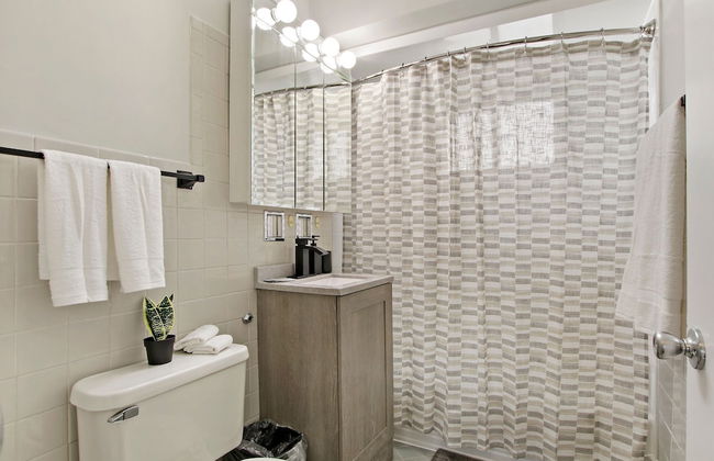 Posh 1BR Apartment in Arlington Heights - Foto 13