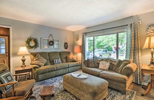 Higgins Lake Getaway with Fire Pit, Walk to Beach! - Foto 7