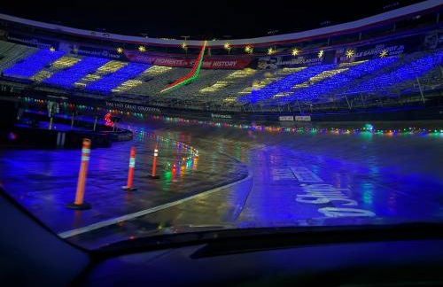 Stylish 3BR Getaway across Bristol Speedway - Foto 19