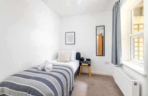 Large 5Bed Town House-Sleeps 9-By FabAccommodation - Foto 13