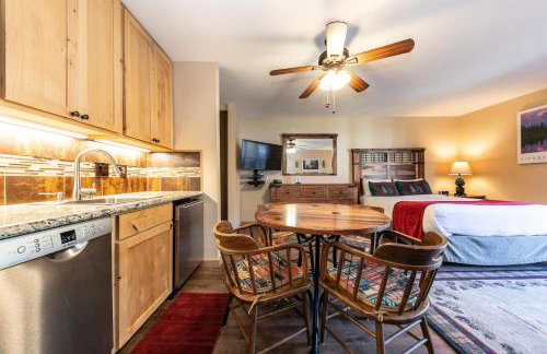 Charming Studio Deluxe w/kitchen #215 at Donner Lake Village - Foto 6