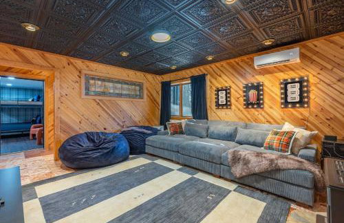 6 Br Cabin Hot Tub Fire Pit Min to Hatley Pointe - Foto 42