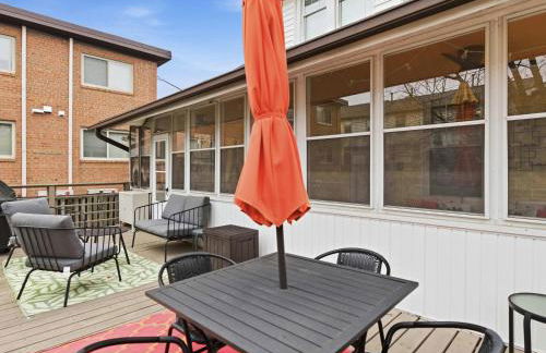 Charming 4BR Bungalow - Steps to Clarendon METRO - Foto 25