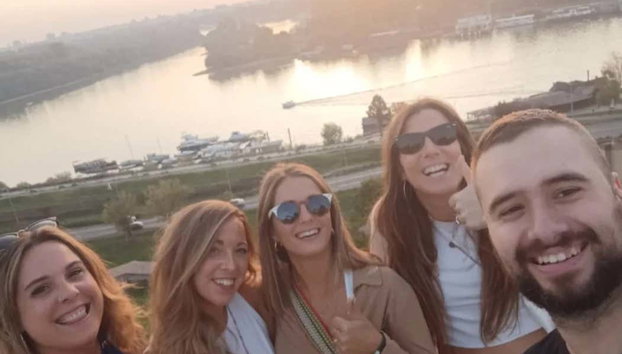 Free tour por Belgrado - Foto 3, Un grupo de chicas junto al guía conociendo Belgrado