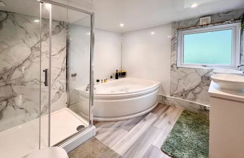 Lodge by the Lake - Lake District - Hot Tub - Foto 18