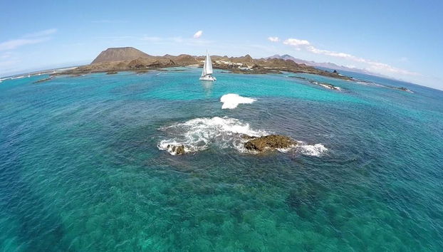 Navigation en catamaran vers l'île de Lobos au départ du port de Corralejo - Photo 3