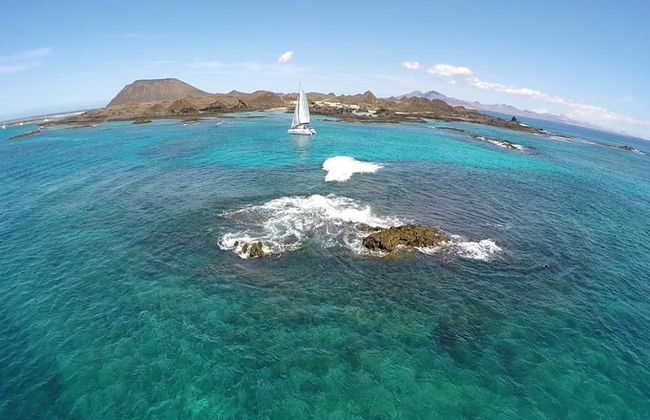 Navigation en catamaran vers l'île de Lobos au départ du port de Corralejo - Photo 3