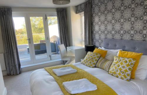 HM111 Penthouse Apartment with Lake View & free Spa Access- Lower Mill Estate Cotswolds - Foto 13
