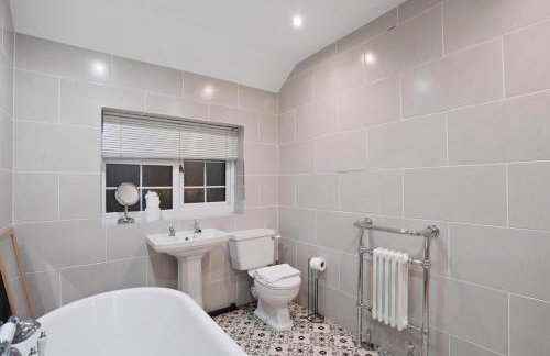 Spacious Modern 4BR Home 2 Luxury Bathrooms Private Parking Near M54, M6, JLR & WV1 - Foto 16