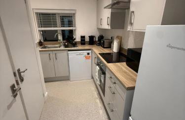 Sleek 1 Bed Flat near Warwick Castle with Parking - Photo 5