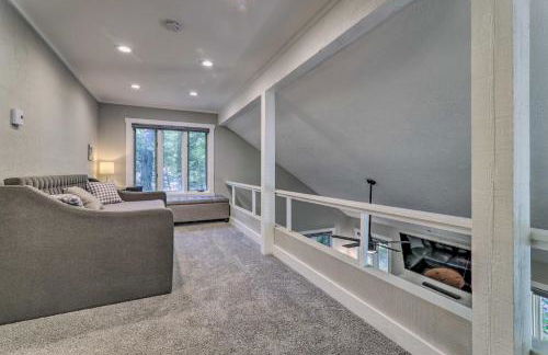 Unwind Fireside and Walk to Slopes! Poconos Getaway - Foto 21