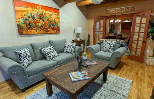Enchanted Casita with Private Outdoor Hot Tub and Patio, Near Santa Fe Plaza, Sleeps 4 with free parking - Foto 9