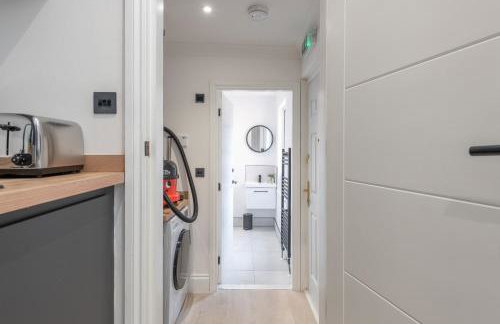 Trendy 1 Bedroom Flat near Leeds City with Free Parking, Ideal for Contractors & Long Stays - NordStay - Foto 17