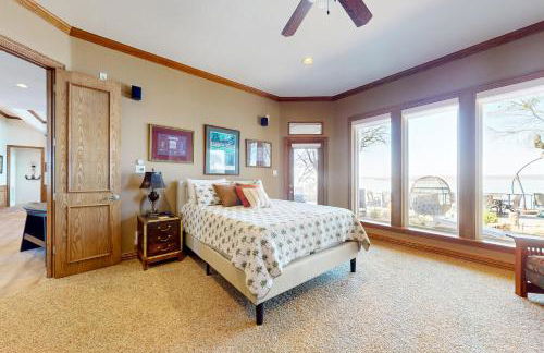 Lakefront Estate Stunning Views, Deck, Bar and Dock - Foto 19