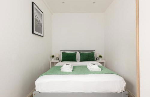 New! Bright 2BR Flat with Patio - Foto 9