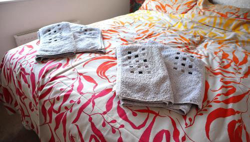 In Our Liverpool Home Sleeps 5 in 2 Double & 1 Single Bedrooms - Foto 2, towels