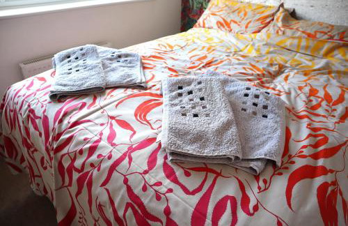 In Our Liverpool Home Sleeps 5 in 2 Double & 1 Single Bedrooms - Foto 2