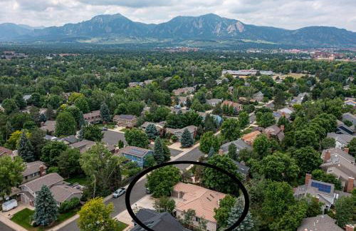 Luxurious 4BR Retreat - Pool Table & Chic Amenities - Photo 5