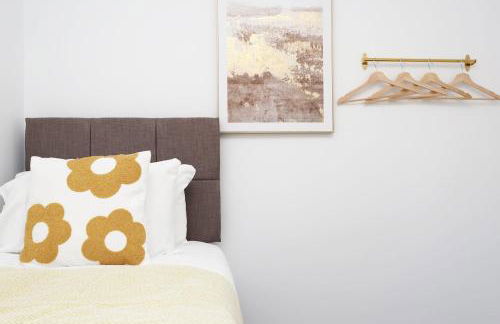 Modern 3 Bed - M4 ACCESS - Wi-Fi - Photo 3