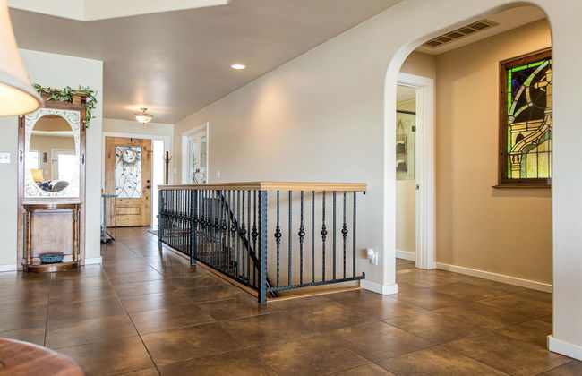 Waterfront 5 BR w/ Hot Tub Sleeps 13! - Foto 40