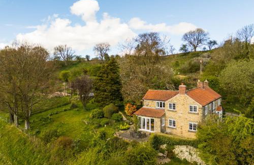 Stunning 3 Bedroom Cottage near Historic York - Photo 1