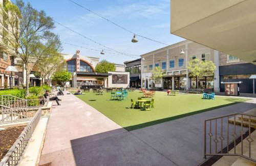 Stroll to Downtown Alpharetta AND Avalon Shops - Foto 43