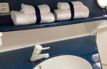 Entire Boat at St Katherine Docks 2 Available select using room options - Photo 28