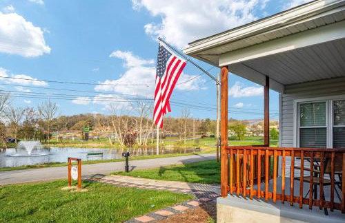 Pondview 4BR Cabin-Walk to Caverns, Hot Tub, Wi-Fi - Foto 13