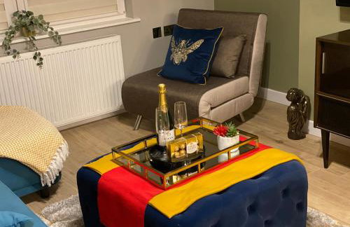 Lovely 3 bed with jacuzzi, close to airport, driveway, wifi - Foto 1